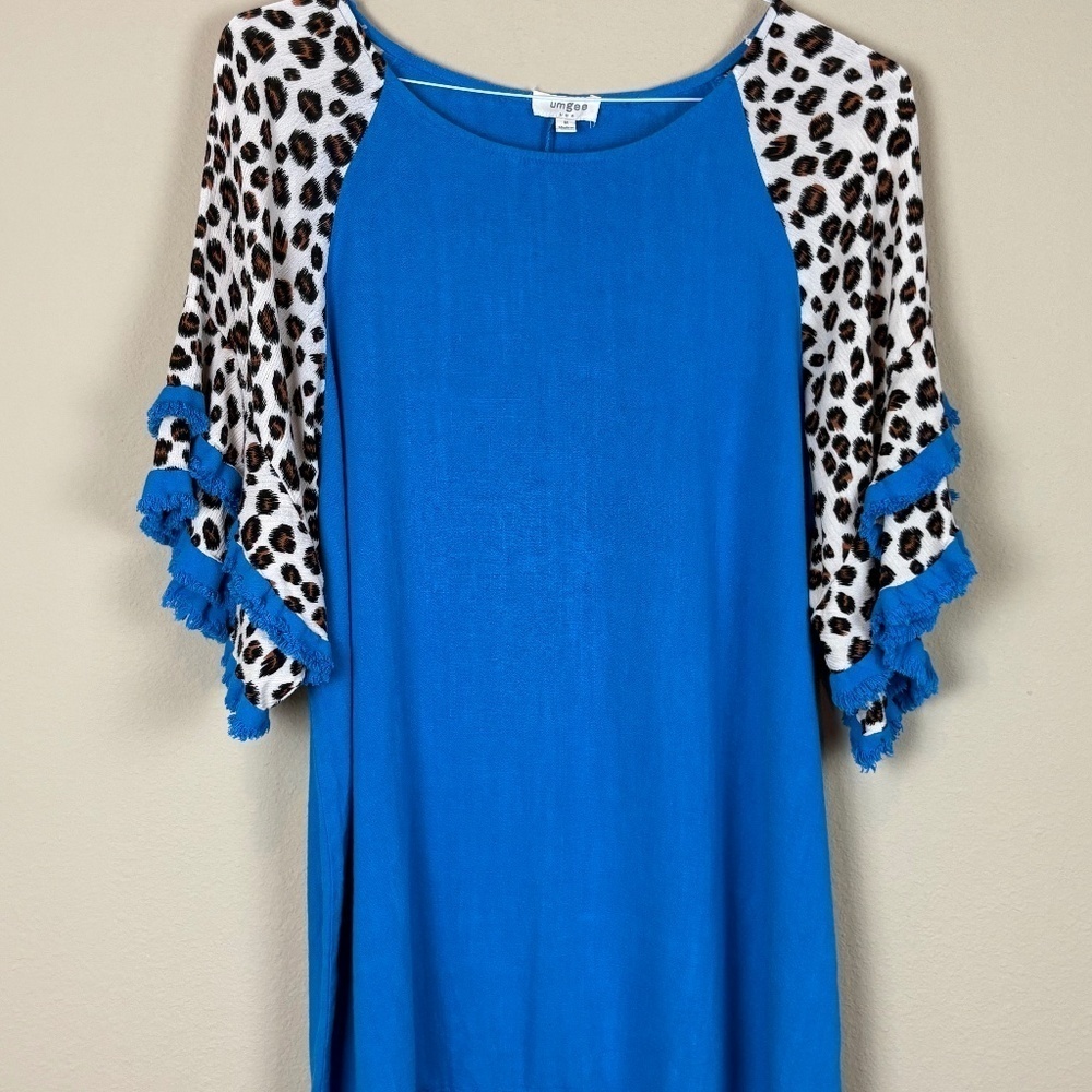 Umgee Blue Leopard Frayed Layered Bell Sleeve Scoop Neck Tunic Top; Size Medium